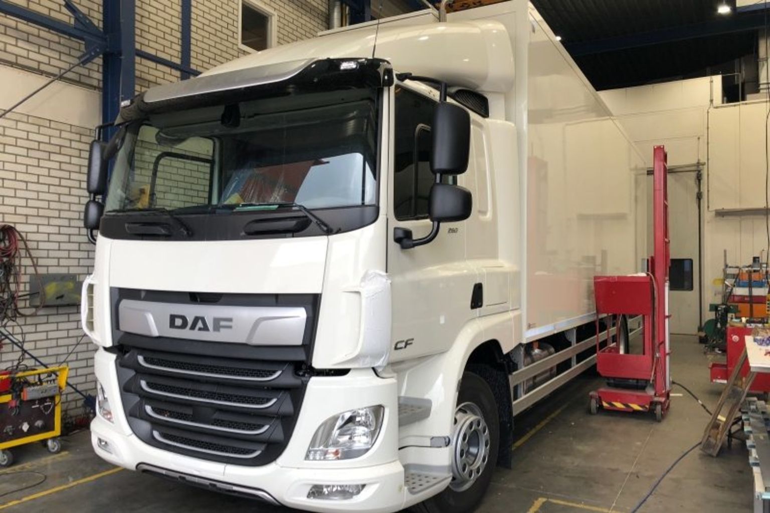 Voertuig voorzien van laadruimteverwarming