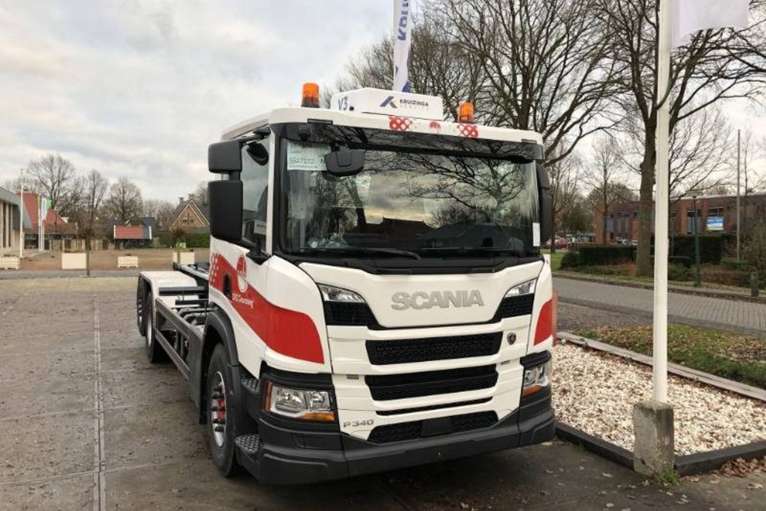 Scania 6×2/4 P340 voorzien van een Groeneveld TWIN automatisch smeersysteem en een Ventox V3 overdrukfiltersysteem