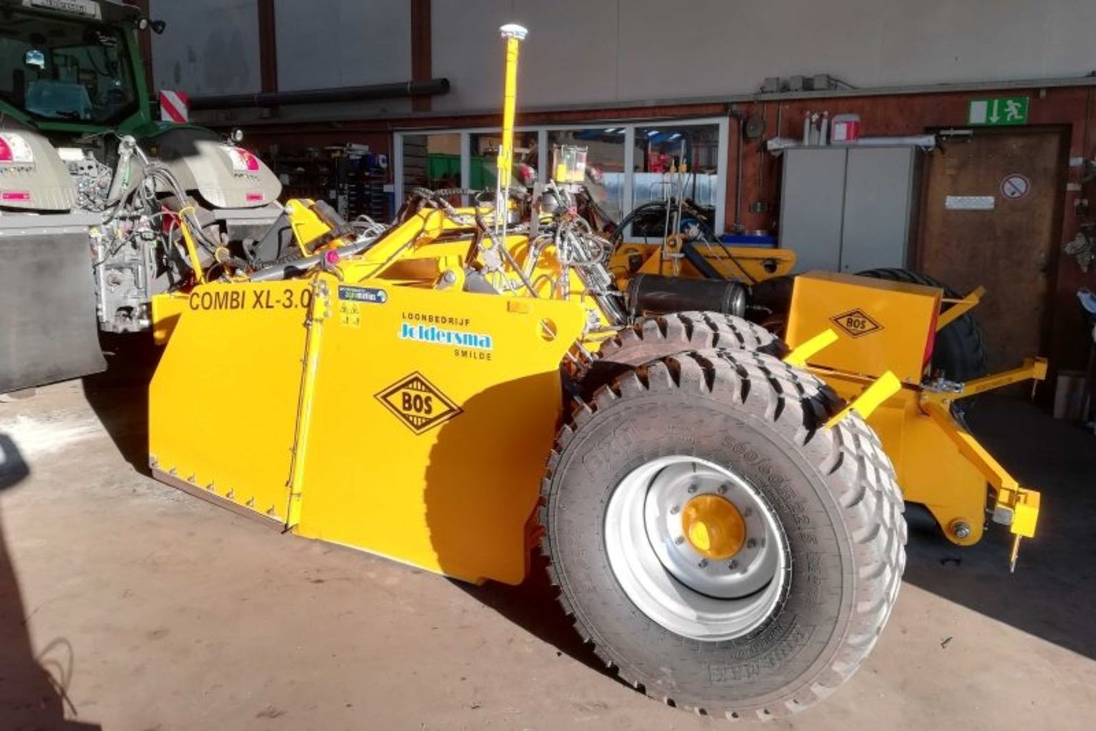 Voor Loonbedrijf Joldersma uit Smilde is een Beka smeersysteem geplaatst op een BOS Combi XL3.0 combikilver